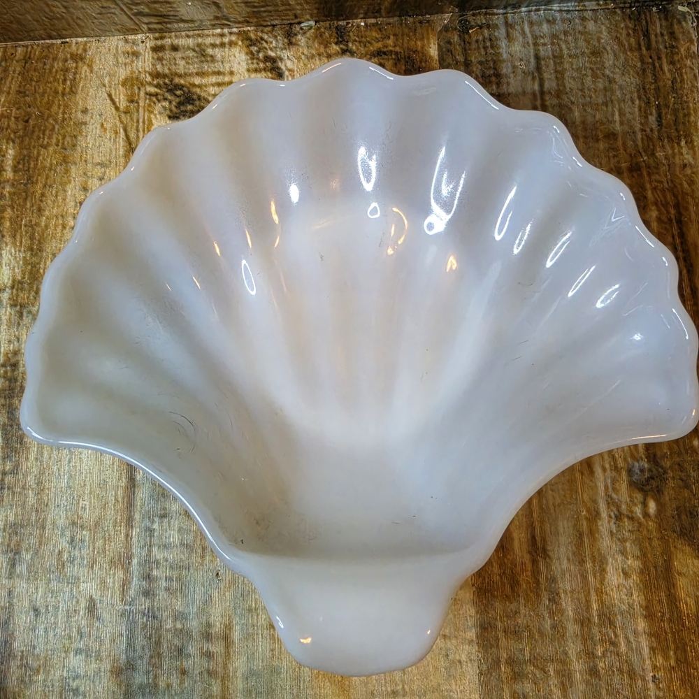 Vintage Anchor Hocking White Milk Glass Clam Sea Shell Scallop Trinket Soap Dish